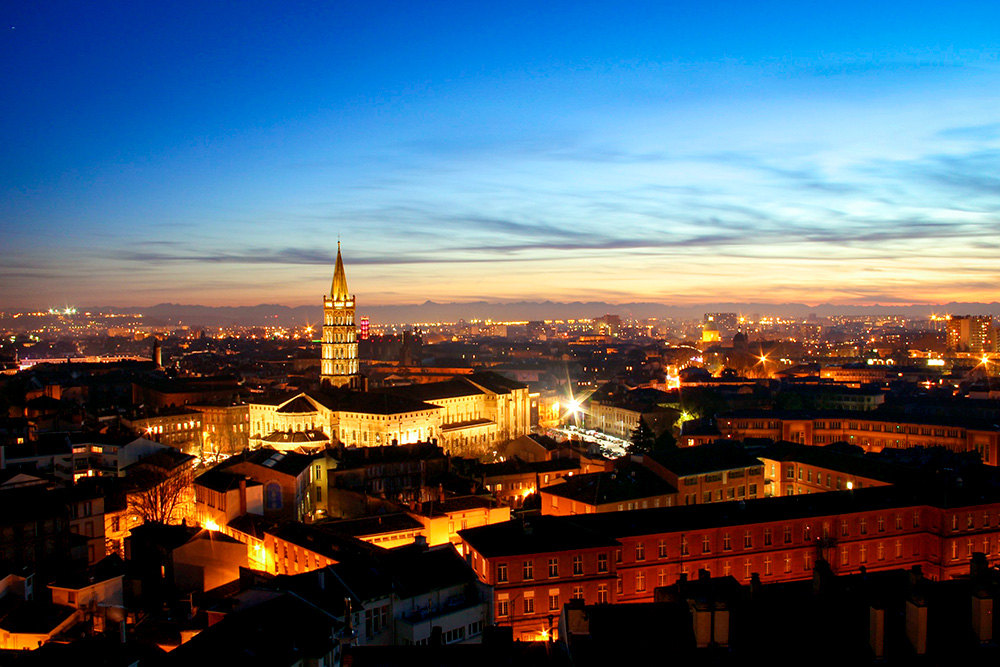 Toulouse by night. Photo by M.berkouk - licence [CC BY-SA 3.0] from Wikimedia Commons