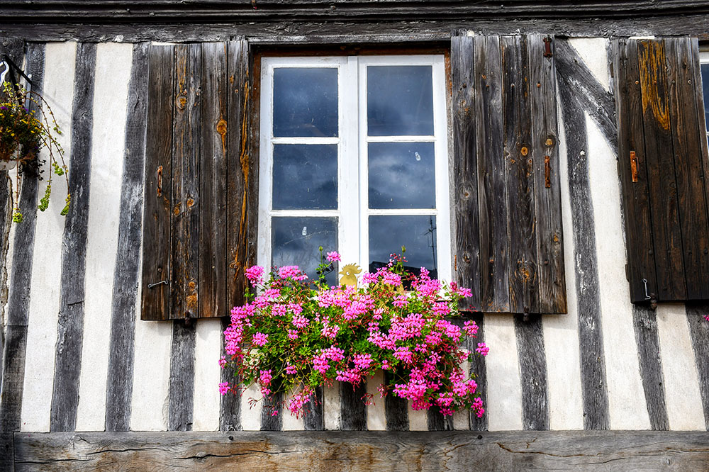 Flower-decked house in Blangy-le-Château
