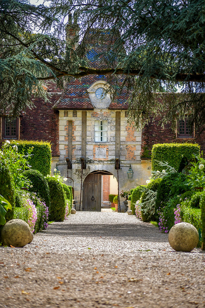 The gardens of the Château de Boutemont and the gateway