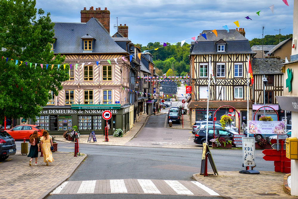 The centre of Cormeilles where the shops and cafés are located