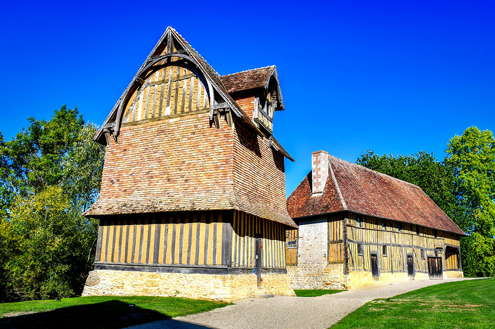 The dovecote and barn of the Crèvecœur Castle