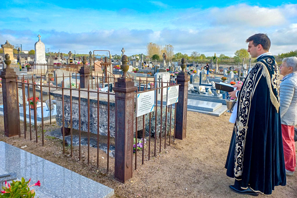 Blessing of the graves at Mortagne-au-Perche on All Souls' Day © Feldbrahi - licence [CC0] from Wikimedia Commons
