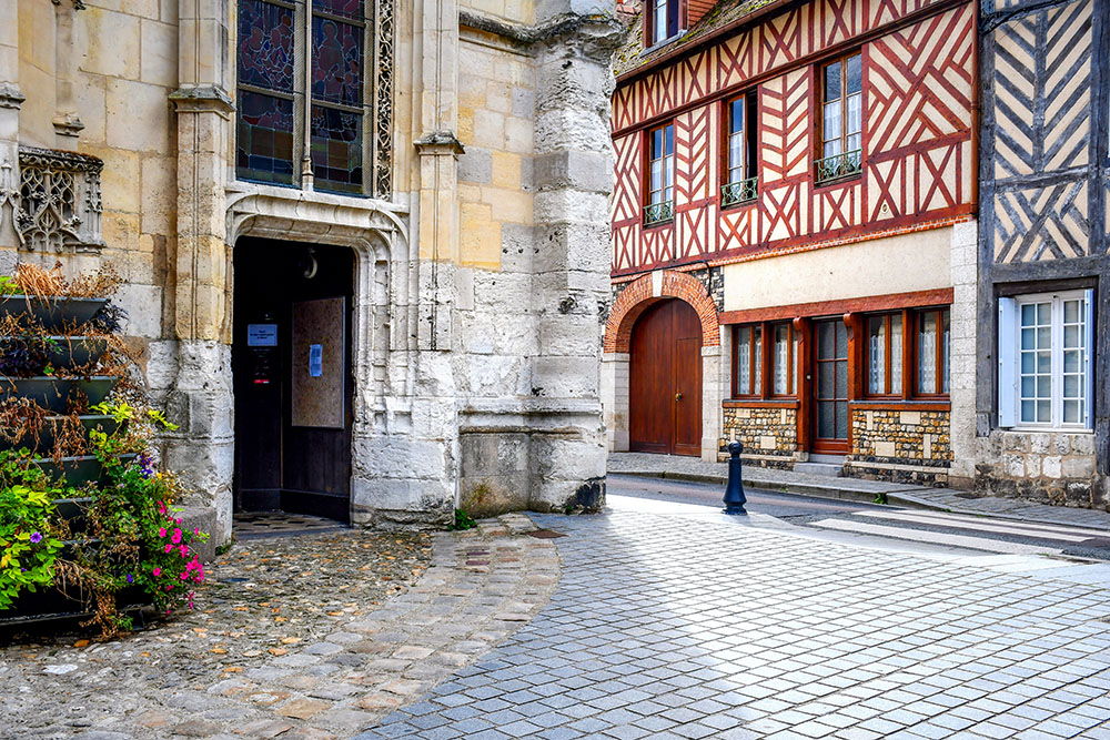Honfleur 24 copyright French Moments Rue Saint-Léonard and the parvis of the church