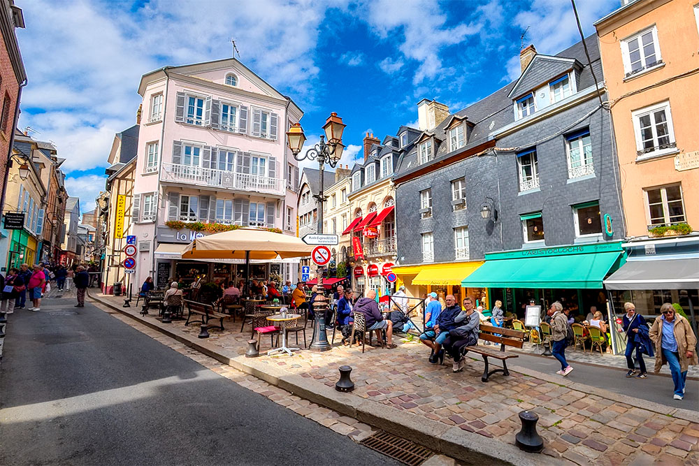 Honfleur 40 copyright French Moments Place Hamelin is where Rue de l'Homme de Bois and Rue Haute separate