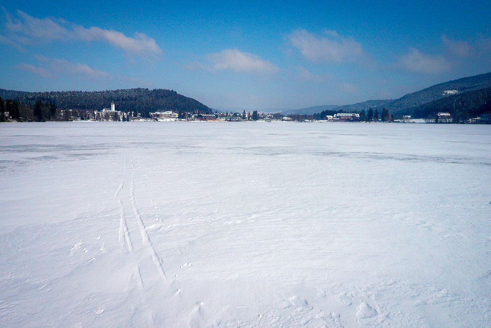 Lake Titisee frozen in winter. Photo by Ramessos – [CC BY-SA 4.0] licence, via Wikimedia Commons